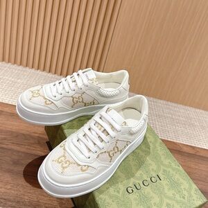 Gucci Women's platform low top sneakers in white leather with gold lame